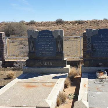 Northern Cape, KENHARDT district, Kareeboomdam, Kulsberg 320, farm cemetery