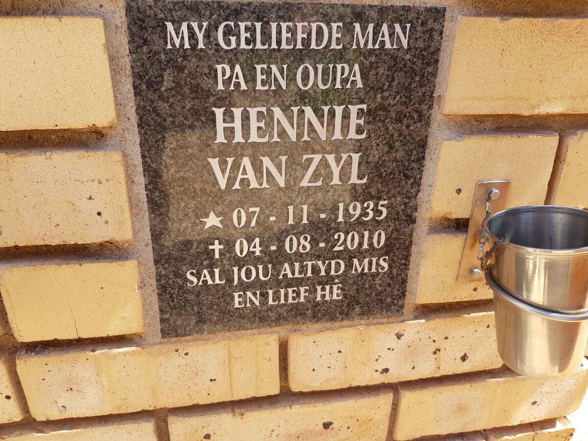 ZYL Hennie, van 1935-2010