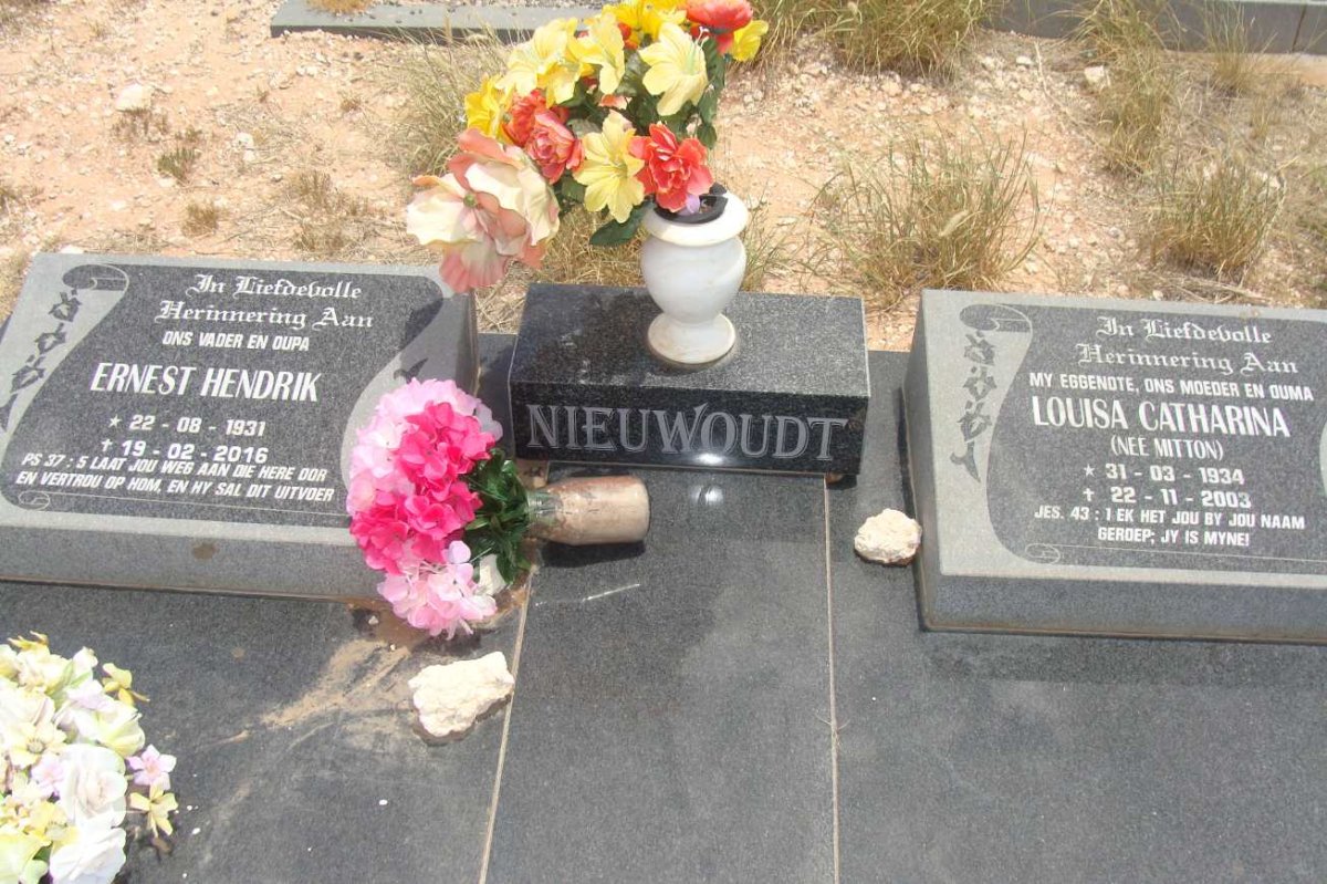 NIEUWOUDT Ernest Hendrik 1931-2016 &amp; Louisa Catharina MITTON 1934-2003