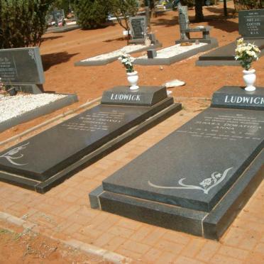 LUDWICK Petrus Johannes Stephanus &amp; Susara Dorathea Anna -2001