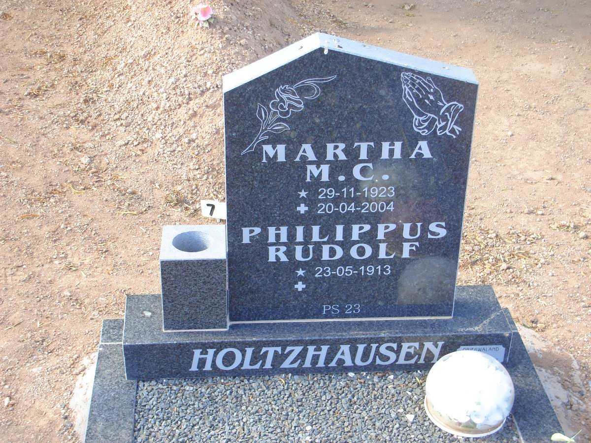 1HOLTZHAUSEN Philippus Rudolf 1913- &amp; Martha M.C. 1923-2004