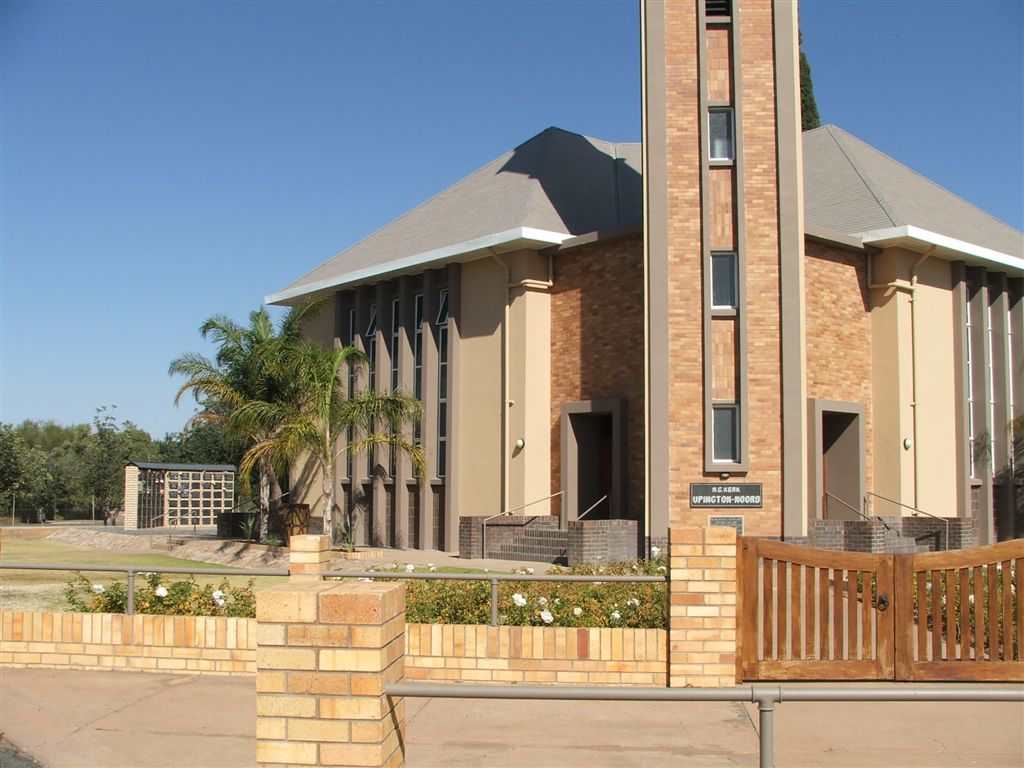 3. Hoofingang na kerkgebou en Gedenkmuur