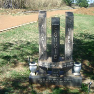 FOURIE Annatjie nee AUCAMP 1939-1989 :: FOURIE Dirkie 1967-2000 :: FOURIE Elsabe 19??-200?
