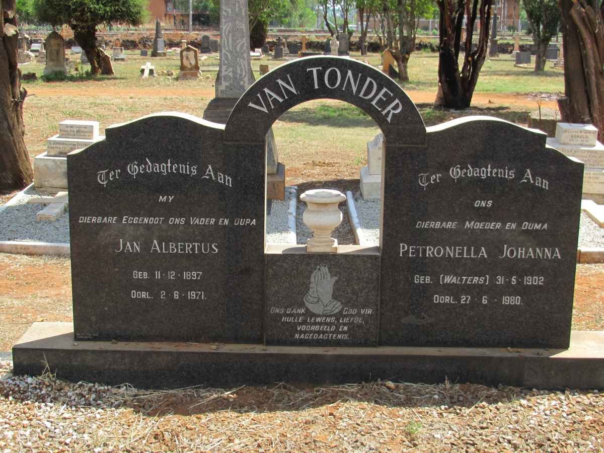 TONDER Jan Albertus, van 1897-1971 &amp; Petronella Johanna WALTERS 1902-1980