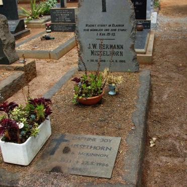 MISSELHORN J.W. Hermann 1898-1966 :: MISSELHORN Daphne Joy nee McKINNON 1933-1986