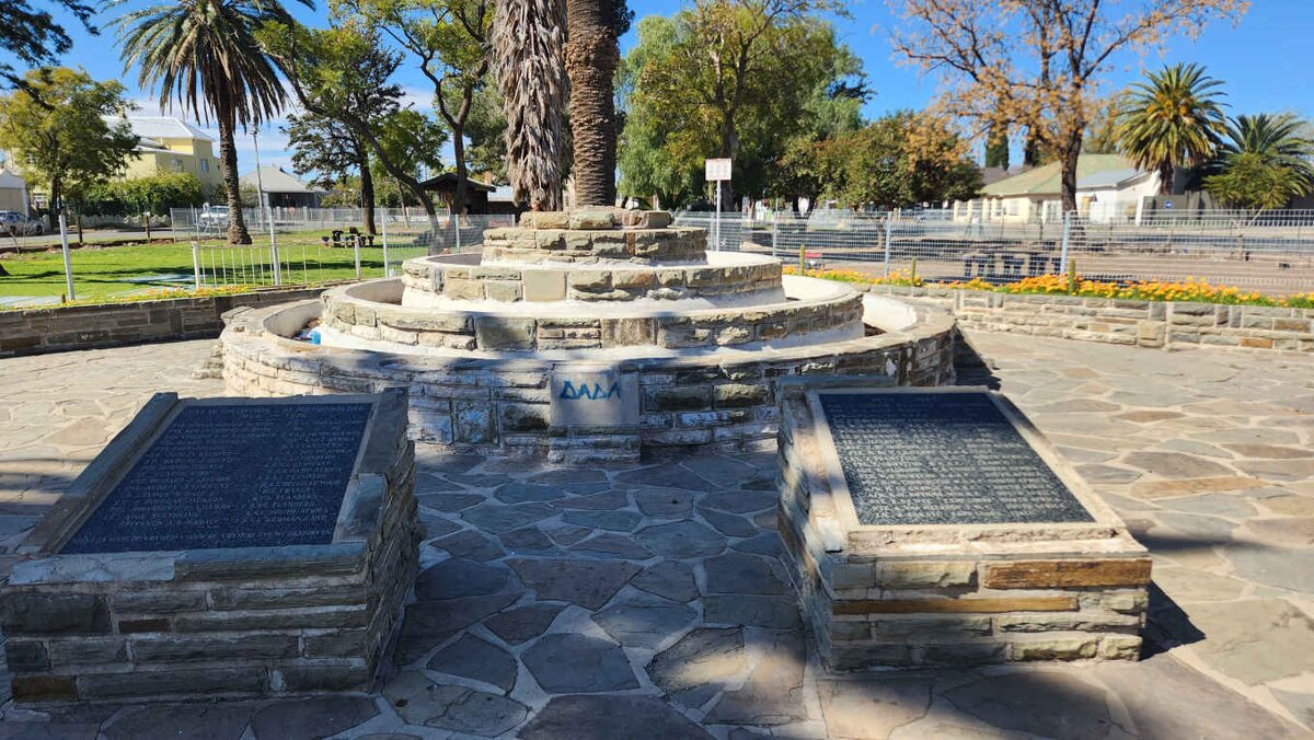 1. Oorsig / Overview: Beaufort West: War Memorial