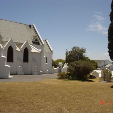 2. Durbanville NGK, grafkelders sigbaar