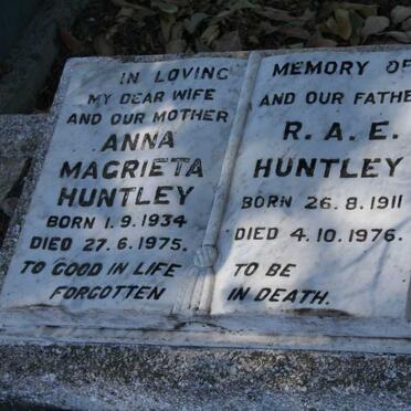 HUNTLEY R.A.E. 1911-1976 &amp; Anna Magrieta 1934-1975
