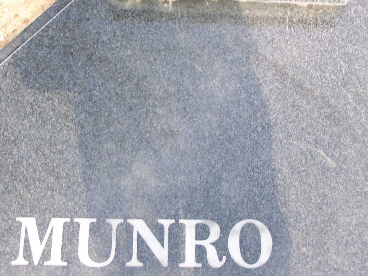 MUNRO Alexander J. 1926-1998 &amp; Anna C. DAVIDTZ 1927-1998 _2