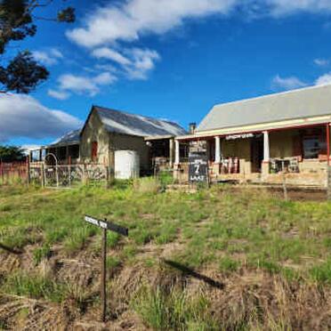 2. Padstal langs die begraafplaas