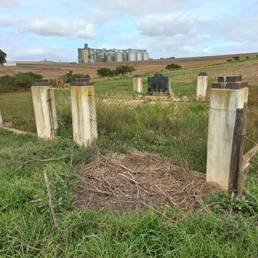 Western Cape, HEIDELBERG district, Karnemelks Rivier 294_3, farm cemetery