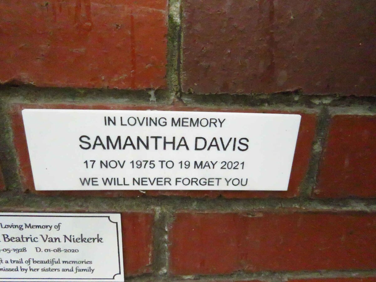 DAVIS Samantha 1975-2021
