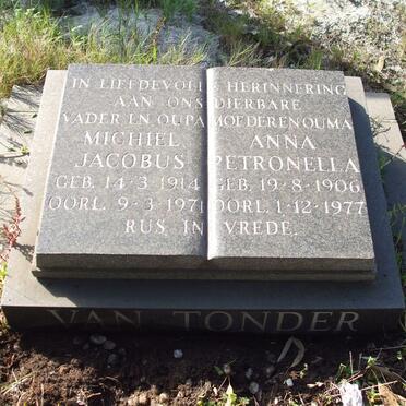 TONDER Michiel Jacobus, van 1914-1971 &amp; Anna Petronella 1906-1977
