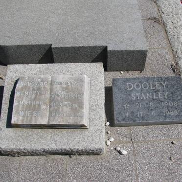 DOOLEY Stanley 1908-1988 &amp; Cathrina J. WIESE 1913-2001