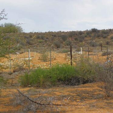 Western Cape, OUDTSHOORN district, Armoed 159_11, farm cemetery