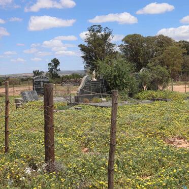 Western Cape, OUDTSHOORN district, Van Wyks Kraal 117_1, farm cemetery