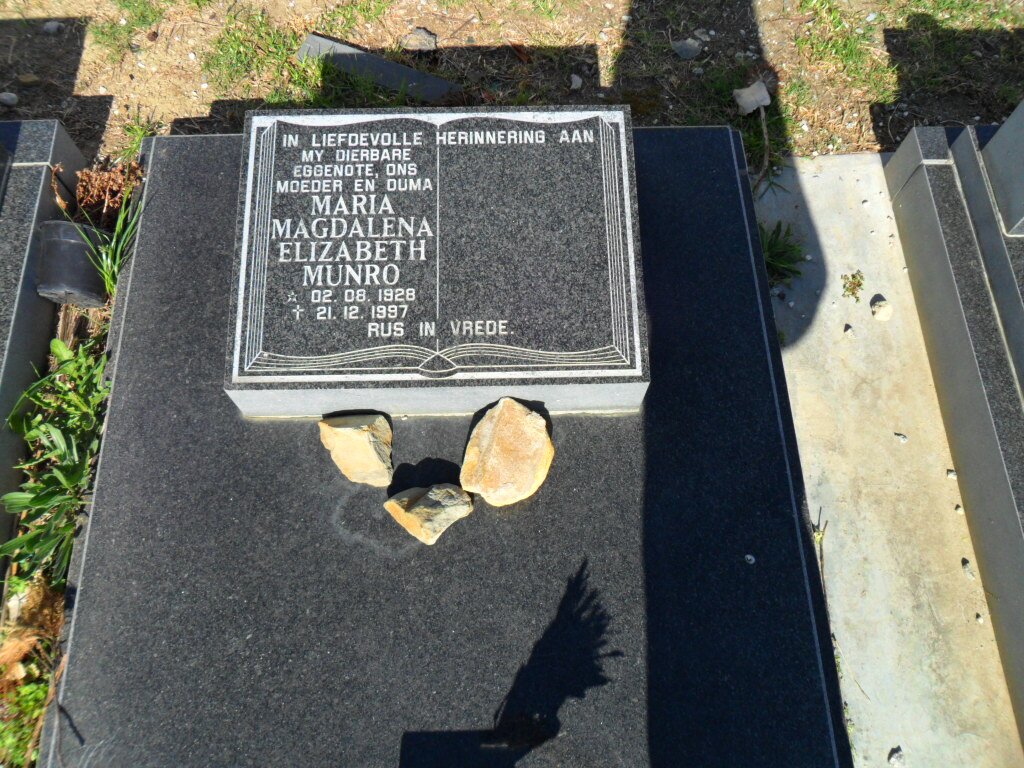 MUNRO Magdalena Elizabeth 1928-1997