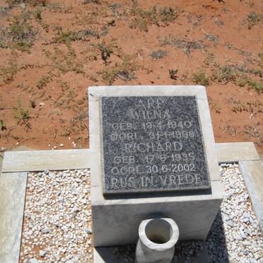 ARP Richard 1935-2002 &amp; Wiena 1940-1998