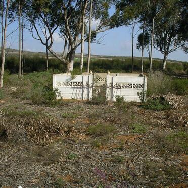 2. Begraafplaas reg oorkant Put Stop Kafee