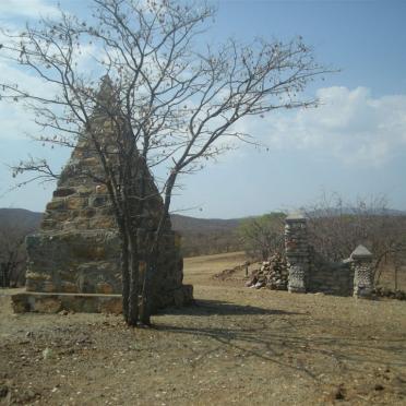 Piramiedvormige gedenkteken agterkant