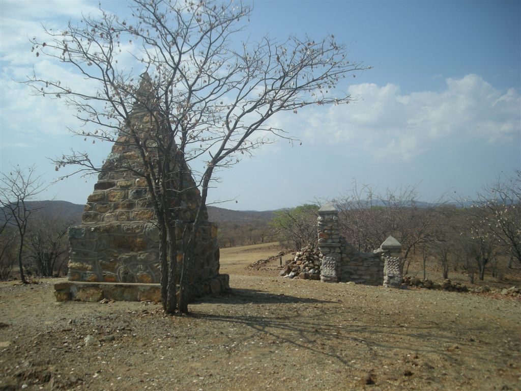 Piramiedvormige gedenkteken agterkant