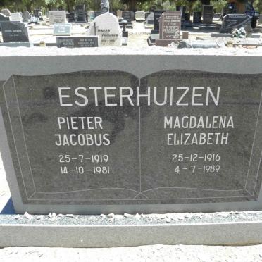 ESTERHUIZEN Pieter Jacobus 1919-1981 &amp; Magdalena Elizabeth 1916-1989