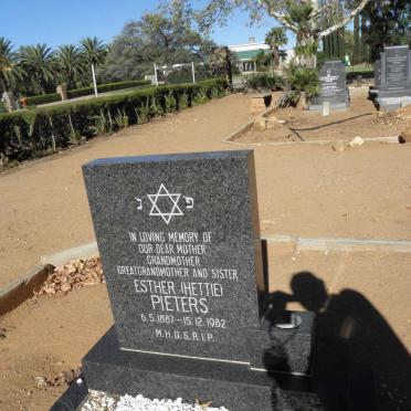 PIETERS Esther 1887-1982