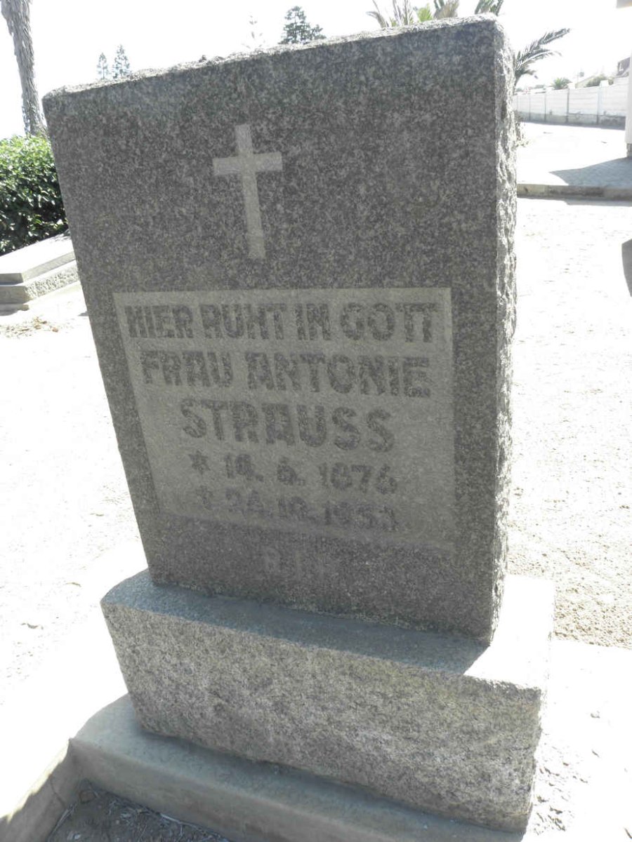 STRAUSS Antonie 1876-1953